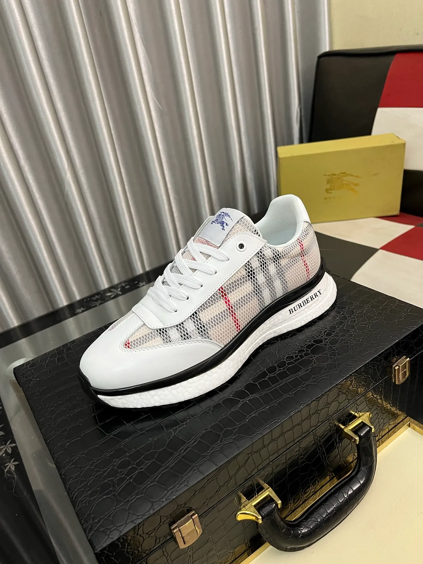 Men's shoes 💰438⌚️⌚️[BURBERRY] Burberry's authentic original high-end casual shoes🇨🇳Exquisite craftsmanship, this fabric is made of high mercerized fabric💯top layer🐷leather lining, suitable for drivers to drive🌴Original wear-resistant rubber outsole, versatile style, worth owning🍓Sizes 38-442️⃣Colors available